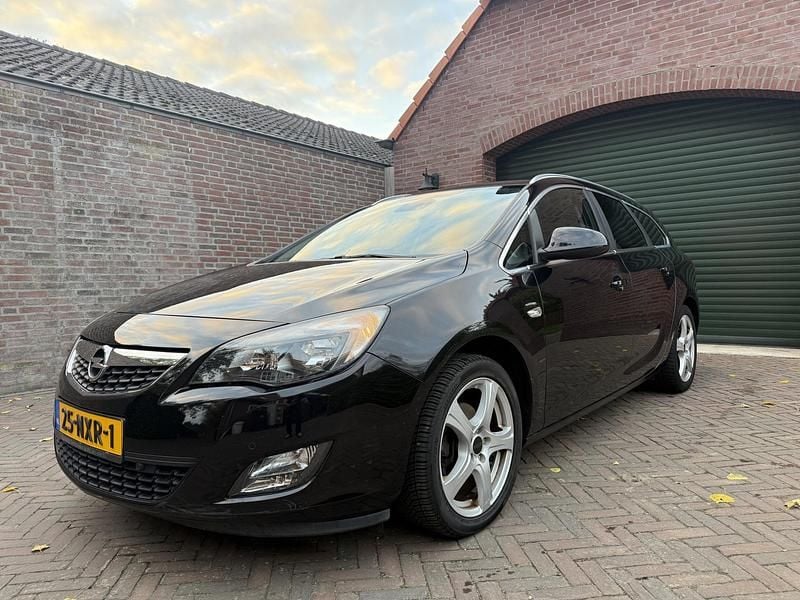 Zwart Gebruikt 2010 Opel Astra Sport Stationwagen | € 3.500 (Goede deal) - Afbeelding 1/4