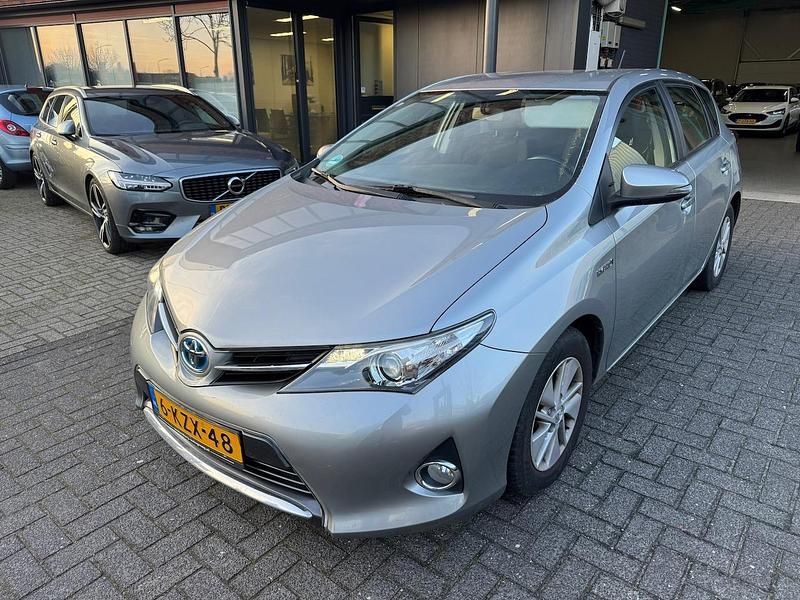 Grijs Occasion 2013 Toyota Auris Hybrid Hatchback | € 6.995 (Goede deal) - Afbeelding 1/4