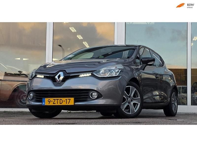 Grijs Gebruikt 2015 Renault Clio IV Night&Day Hatchback | € 4.994 (Eerlijke prijs) - Afbeelding 1/3