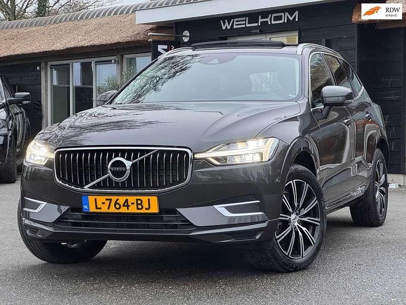 Grijs (metallic) Gebruikt 2020 Volvo XC60 Inscription SUV | € 39.950 - Afbeelding 1/4