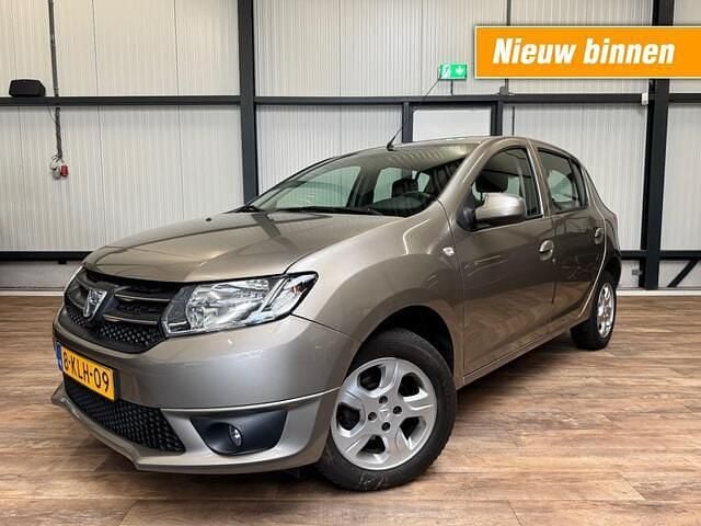 Bruin Gebruikt 2013 Dacia Sandero Lauréate Hatchback | € 4.690 (Eerlijke prijs) - Afbeelding 1/4