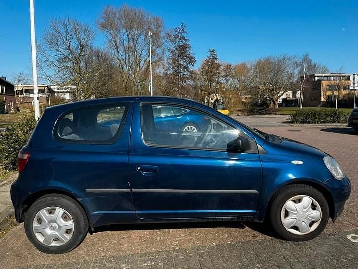 Blauw Occasion 2001 Toyota Yaris Sol Hatchback | € 2.200 (Eerlijke prijs) - Afbeelding 1/4