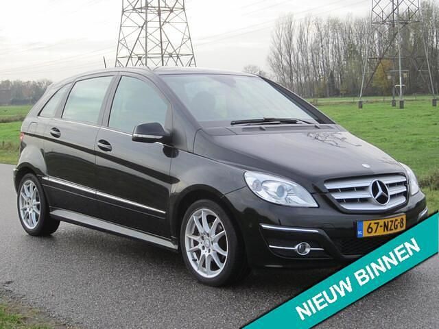 Zwart Occasion 2010 Mercedes B180 MPV | € 5.495 (Eerlijke prijs) - Afbeelding 1/4