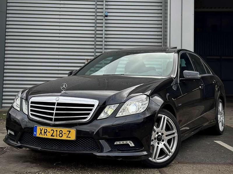 Zwart Occasion 2010 Mercedes E220 AMG Sedan | € 8.950 (Super prijs) - Afbeelding 1/4