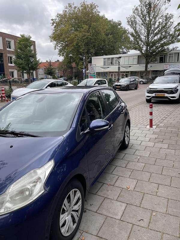 Blauw Gebruikt 2013 Peugeot 208 Active Hatchback | € 4.500 (Iets duurder) - Afbeelding 1/4