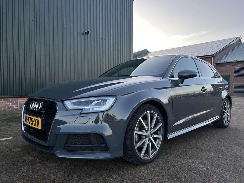 Grijs Occasion 2018 Audi A3 S-Line Hatchback | € 20.499 (Eerlijke prijs) - Afbeelding 1/4