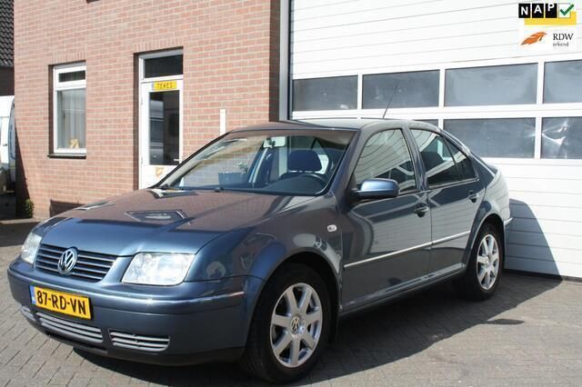 Blauw Gebruikt 2005 VW Bora Sedan | € 3.750 (Duur) - Afbeelding 1/4