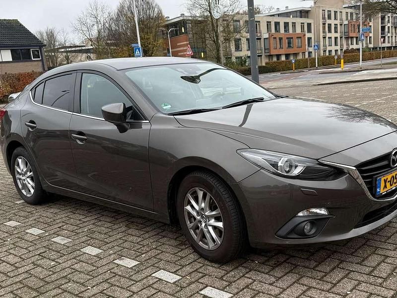 Bruin Gebruikt 2014 Mazda 3 Sedan | € 13.999 (Eerlijke prijs) - Afbeelding 1/3