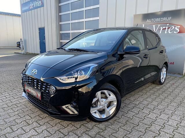 Zwart (metallic) Gebruikt 2021 Hyundai i10 Premium Hatchback | € 13.840 (Eerlijke prijs) - Afbeelding 1/4