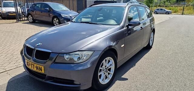 Grijs Gebruikt 2007 BMW 318 Executive Stationwagen | € 1.000 (Super prijs) - Afbeelding 1/4