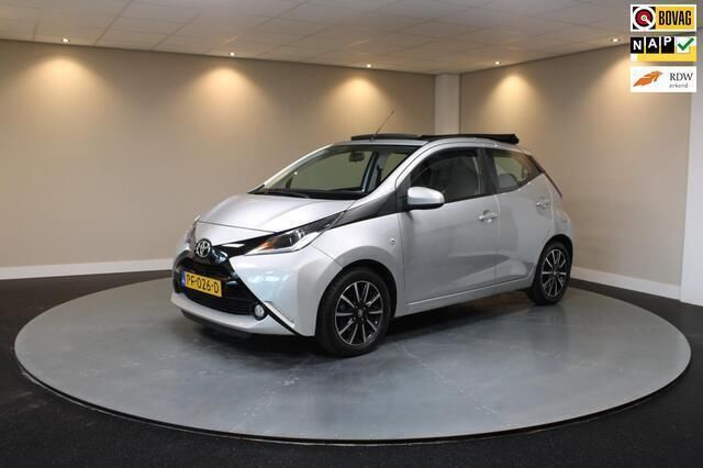 Grijs Gebruikt 2017 Toyota Aygo X-wave Hatchback | € 8.940 (Iets duurder) - Afbeelding 1/4