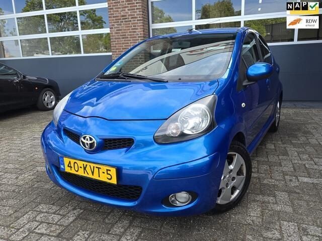 Blauw, metallic lak Gebruikt 2010 Toyota Aygo Hatchback | € 3.995 (Eerlijke prijs) - Afbeelding 1/4