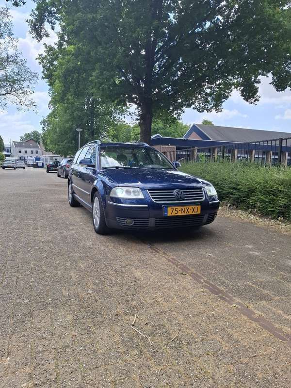 Blauw Gebruikt 2004 VW Passat Sport Stationwagen | € 1.600 (Eerlijke prijs) - Afbeelding 1/4
