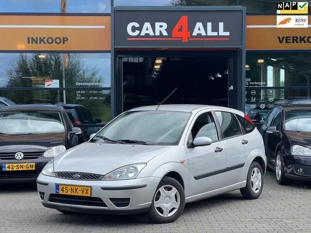 Grijs Occasion 2003 Ford Focus Ambiente Hatchback | € 849 (Goede deal) - Afbeelding 1/4