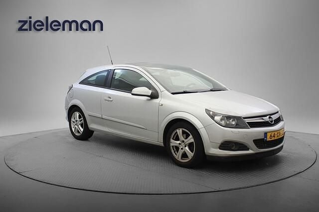 Grijs Gebruikt 2007 Opel Astra GTC Hatchback | € 2.145 (Eerlijke prijs) - Afbeelding 1/4