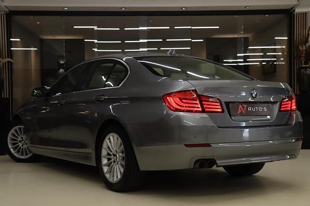 Grijs Gebruikt 2010 BMW 523 Executive Sedan | € 11.750 (Eerlijke prijs) - Afbeelding 1/4