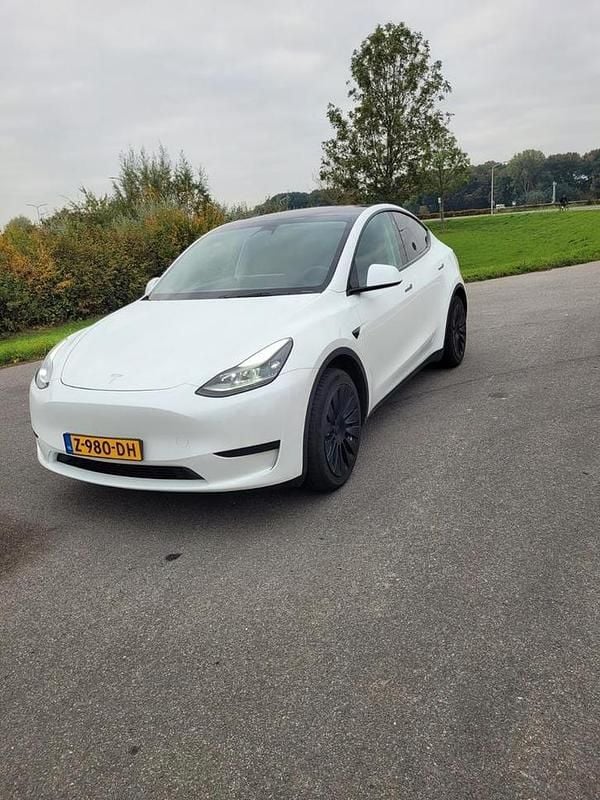 Gebruikt 2024 Tesla Model Y RWD SUV | € 34.950 (Eerlijke prijs) - Afbeelding 1/4