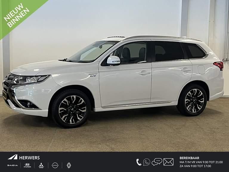 Silky white p Occasion 2016 Mitsubishi Outlander P-HEV SUV | € 17.885 (Eerlijke prijs) - Afbeelding 1/4