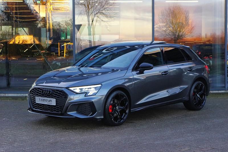 Grijs Occasion 2022 Audi A3 Sportback e-tron S-Line Hatchback | € 32.450 (Eerlijke prijs) - Afbeelding 1/4