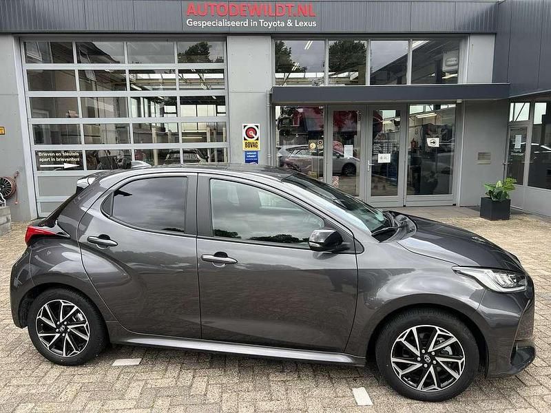 Grijs, metallic lak Gebruikt 2024 Toyota Yaris Style Hatchback | € 26.950 (Iets duurder) - Afbeelding 1/4
