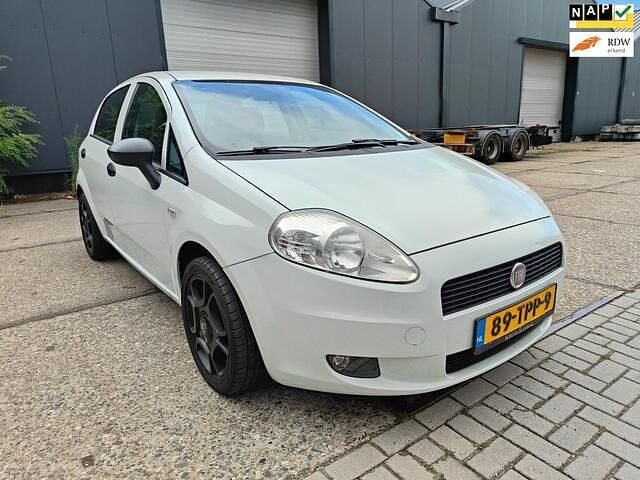 Wit Gebruikt 2011 Fiat Grande Punto Hatchback | € 3.499 (Eerlijke prijs) - Afbeelding 1/4