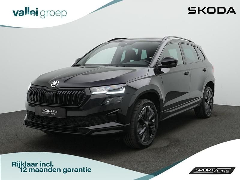 Zwart Occasion 2025 Skoda Karoq SportLine SUV | € 37.400 (Eerlijke prijs) - Afbeelding 1/4