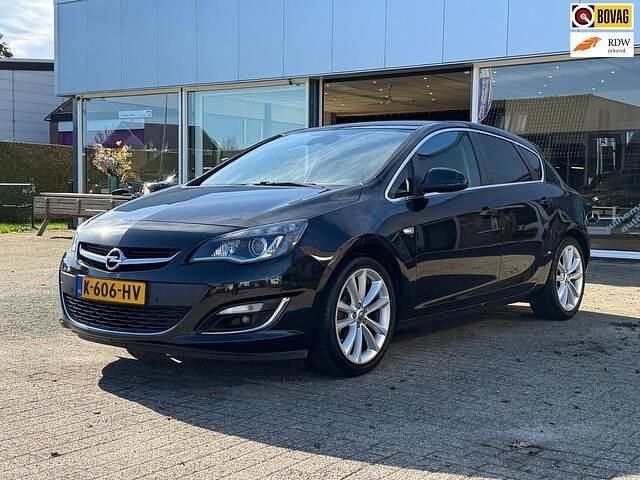 Zwart Gebruikt 2015 Opel Astra Edition Hatchback | € 7.250 (Eerlijke prijs) - Afbeelding 1/4