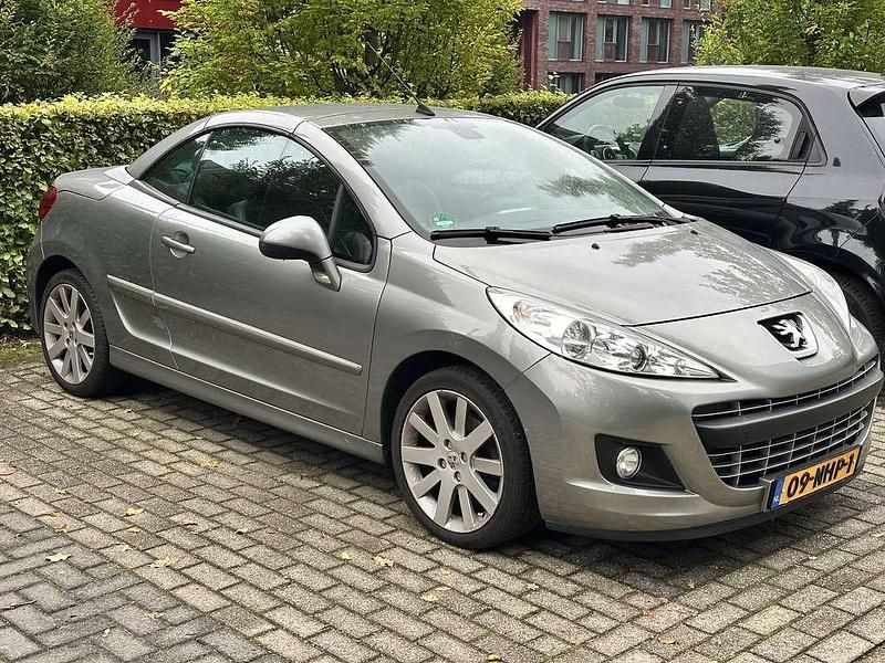 Grijs Gebruikt 2009 Peugeot 207 CC Cabriolet | € 3.950 (Eerlijke prijs) - Afbeelding 1/4