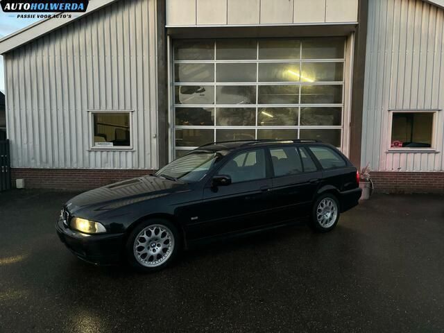 Zwart Gebruikt 2002 BMW 520 Lifestyle Stationwagen | € 4.750 (Iets duurder) - Afbeelding 1/4