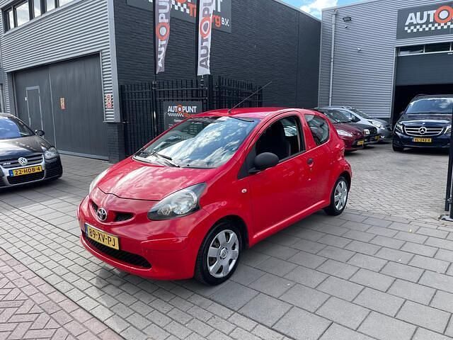 Rood Gebruikt 2007 Toyota Aygo Hatchback | € 1.499 (Eerlijke prijs) - Afbeelding 1/4