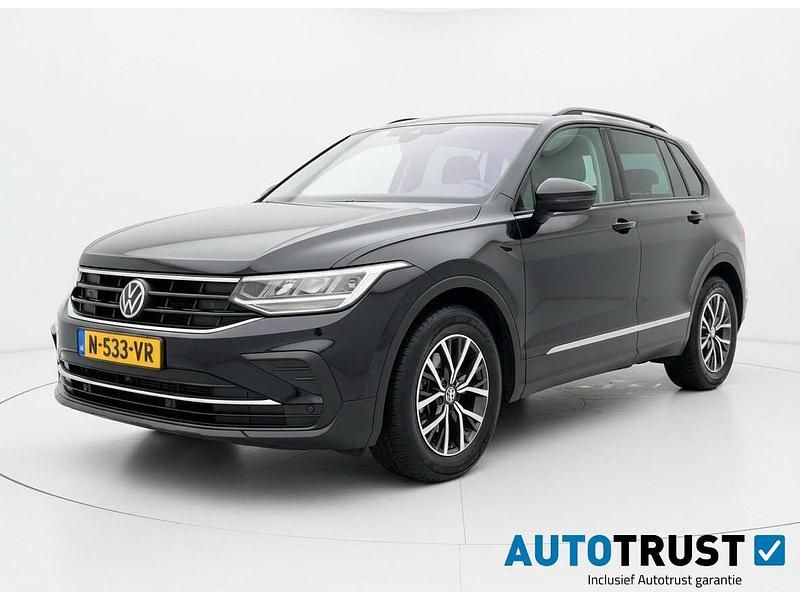 Zwart Occasion 2021 VW Tiguan Life SUV | € 25.900 (Goede deal) - Afbeelding 1/4