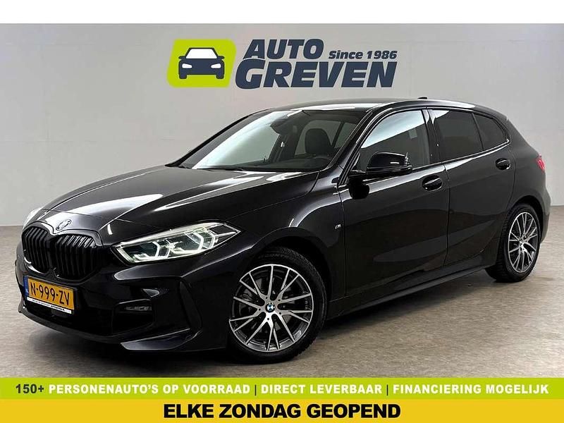 Zwart, metallic lak Gebruikt 2022 BMW 118 M Sport Hatchback | € 22.400 (Eerlijke prijs) - Afbeelding 1/4