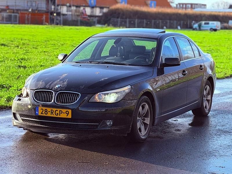 Zwart Gebruikt 2008 BMW 525 Sedan | € 3.000 - Afbeelding 1/4