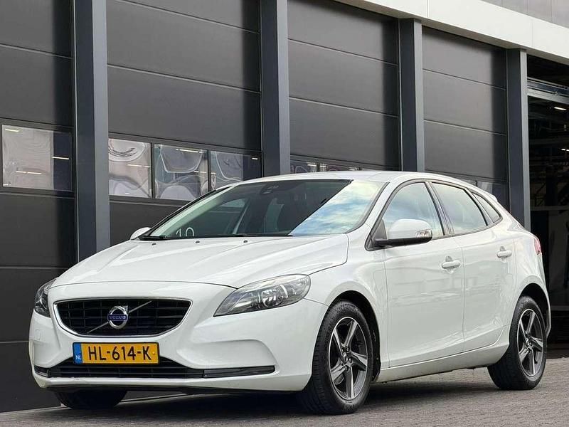 Wit Gebruikt 2015 Volvo V40 Hatchback | € 4.450 (Eerlijke prijs) - Afbeelding 1/4