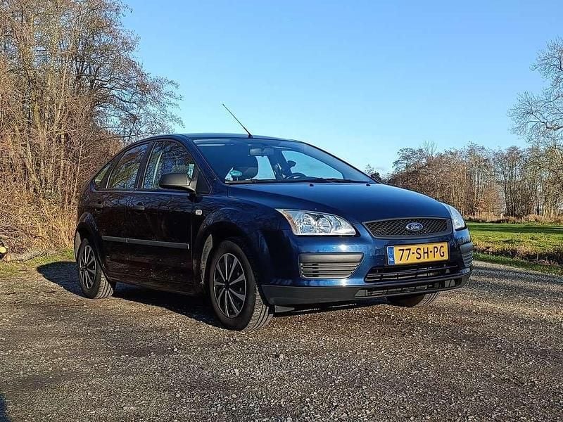 Blauw Occasion 2006 Ford Focus Hatchback | € 2.495 (Eerlijke prijs) - Afbeelding 1/4