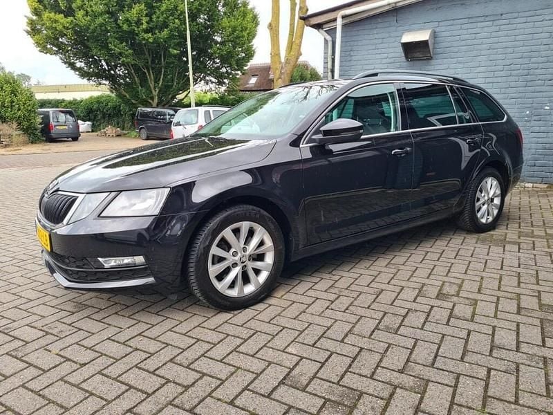 Zwart Gebruikt 2020 Skoda Octavia Stationwagen | € 13.499 (Goede deal) - Afbeelding 1/4