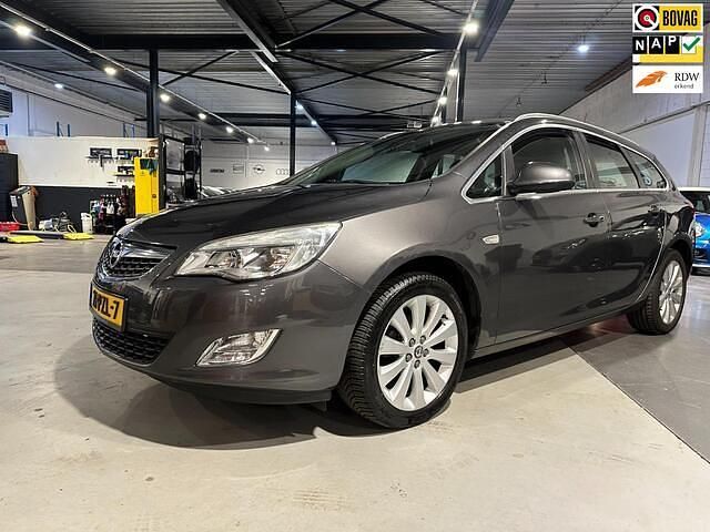 Grijs Gebruikt 2011 Opel Astra Cosmo Stationwagen | € 4.599 (Eerlijke prijs) - Afbeelding 1/4
