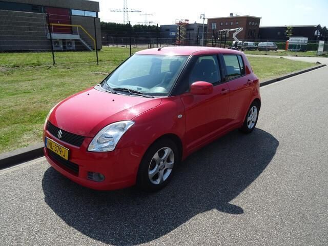 Rood Gebruikt 2005 Suzuki Swift Hatchback | € 1.895 (Eerlijke prijs) - Afbeelding 1/4