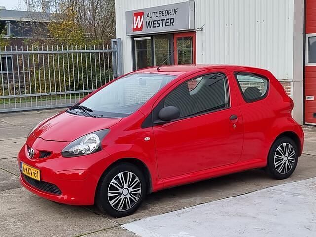 Rood Gebruikt 2009 Toyota Aygo Hatchback | € 2.250 (Eerlijke prijs) - Afbeelding 1/4