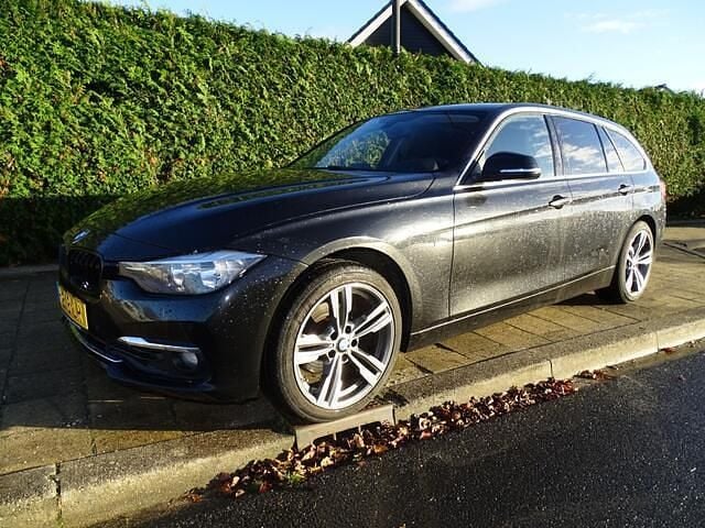 Zwart (metallic) Gebruikt 2017 BMW 320 Stationwagen | € 14.950 (Goede deal) - Afbeelding 1/4