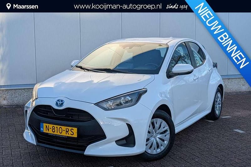 Wit Occasion 2021 Toyota Yaris Hybrid Active Hatchback | € 19.450 (Goede deal) - Afbeelding 1/4