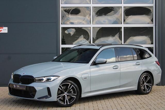Grijs Gebruikt 2022 BMW 330 M Sport Stationwagen | € 42.850 (Duur) - Afbeelding 1/4