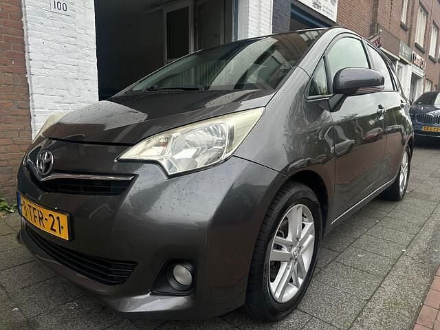 Grijs Gebruikt 2012 Toyota Verso-S MPV | € 6.950 (Goede deal) - Afbeelding 1/4