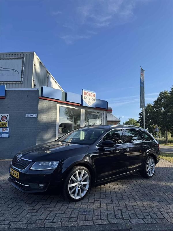 Zwart Gebruikt 2014 Skoda Octavia Business Line Hatchback | € 12.345 (Eerlijke prijs) - Afbeelding 1/4