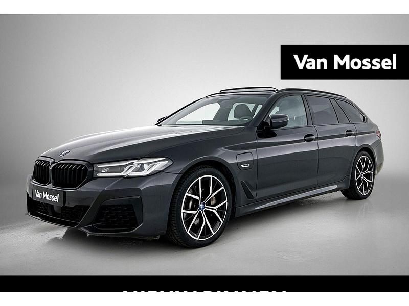 Grijs Gebruikt 2023 BMW 530 Executive Stationwagen | € 42.900 (Eerlijke prijs) - Afbeelding 1/4