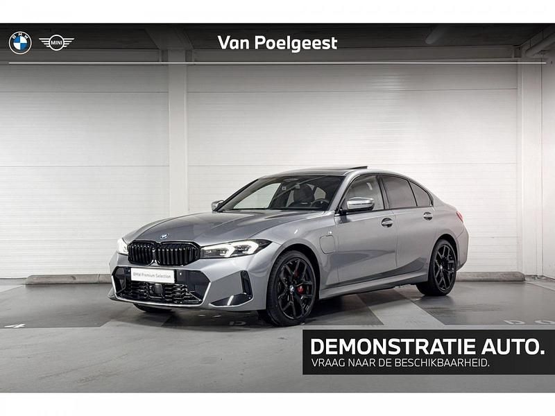 Skyscrapergrau (licht grijs) Occasion 2025 BMW 330e M Sport Sedan | € 65.900 - Afbeelding 1/4