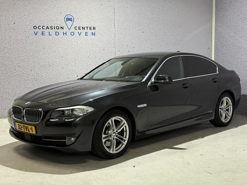Grijs, metallic lak Gebruikt 2012 BMW 528 Executive Sedan | € 16.920 (Eerlijke prijs) - Afbeelding 1/4
