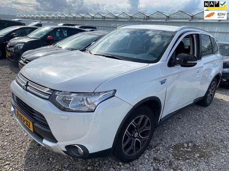 Wit Gebruikt 2015 Mitsubishi Outlander P-HEV Edition SUV | € 3.950 - Afbeelding 1/4
