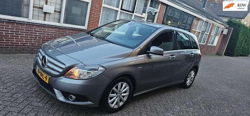 Grijs Gebruikt 2012 Mercedes B180 MPV | € 7.950 (Goede deal) - Afbeelding 1/4