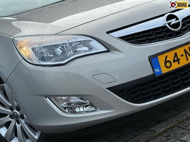 Beige Gebruikt 2010 Opel Astra Cosmo Hatchback | € 3.425 (Goede deal) - Afbeelding 1/4